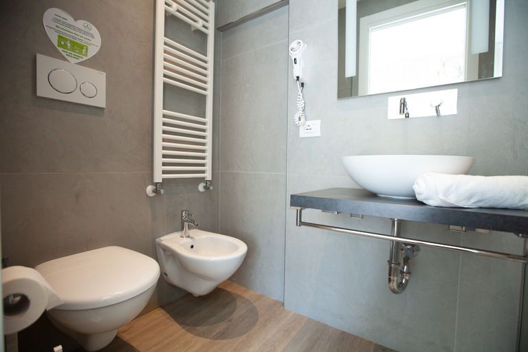 Bathroom 4, Hotel Maestri, Rimini