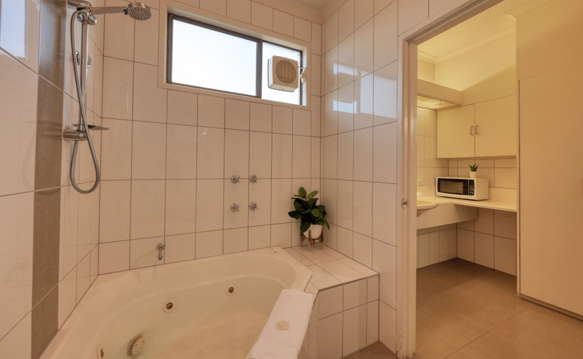 Bathroom 5, Swan Hill Resort, Swan Hill - Central
