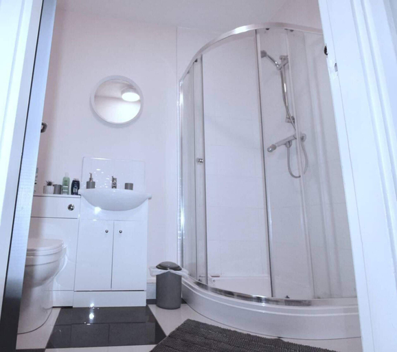 Bathroom 4, Remarkable 3-bed Apartment in Newport Pagnell, Milton Keynes