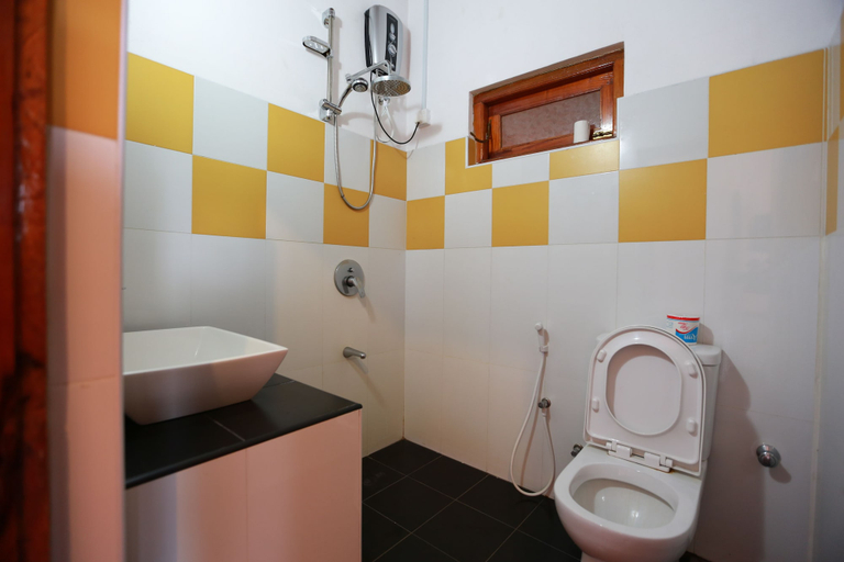 Bathroom 3, Tea Garden Holiday Inn, Ella