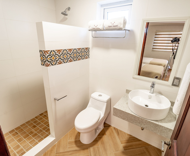 Bathroom 4, Hotel Alcazar, Guadalajara