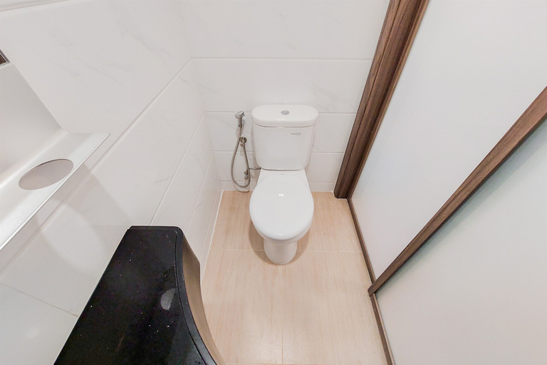 Bathroom 5, Nice and Comfortable Studio Apartment at Sky House BSD By Travelio, South Tangerang
