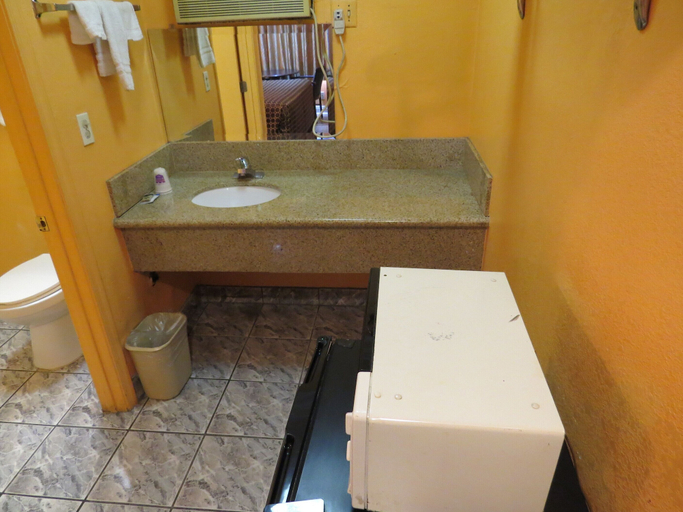 Bathroom 5, Calico Motel, Orange