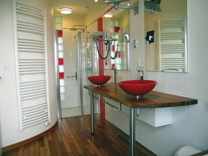 Bathroom 4, Hotel Domaine du Breuil, Charente