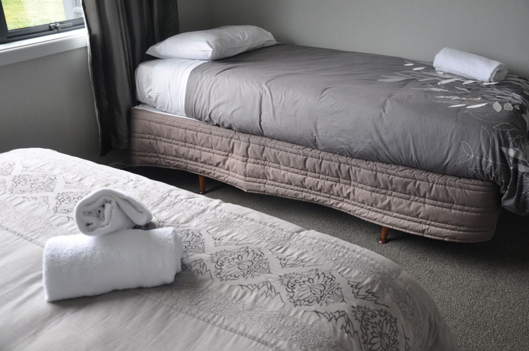 Bedroom 2, Birchwood Cottages, Southland