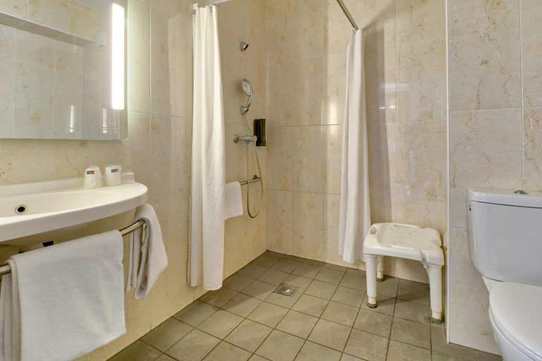 Bathroom 4, B&B HOTEL Bayonne Tarnos, Landes