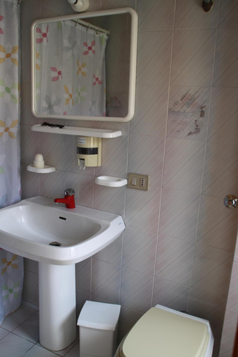 Bathroom 5, Hotel Europa, Ragusa