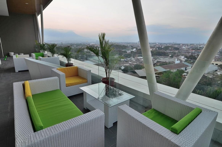 Exterior & Views 27