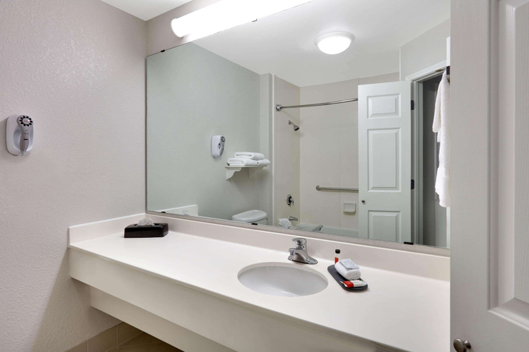Bathroom 4, La Quinta Inn & Suites by Wyndham Dallas North Central, Dallas