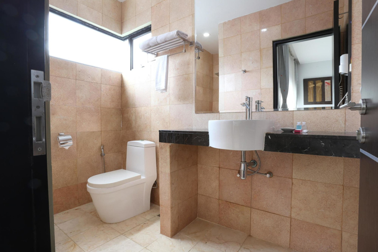 Bathroom 4, The Centro Hotel & Residence by Orchardz (permanently closed), Batam