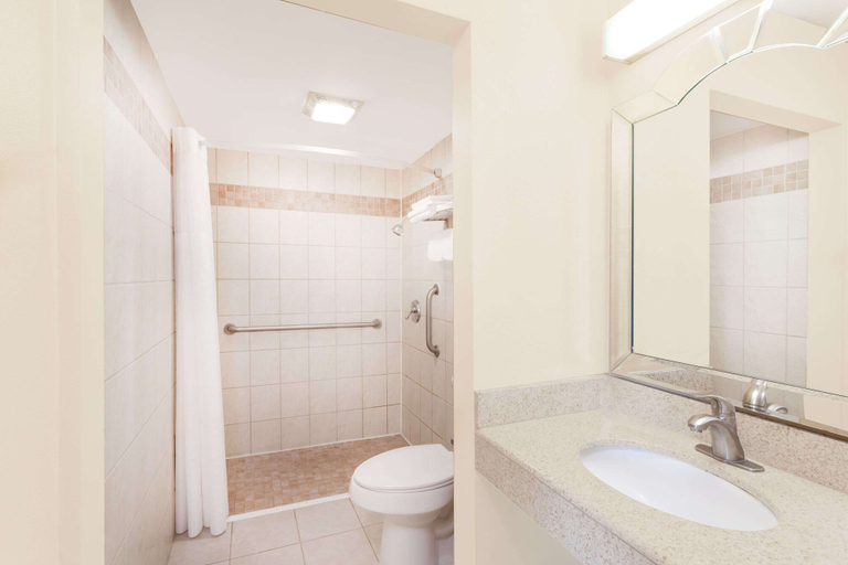 Bathroom 4, Travelodge by Wyndham Barstow, San Bernardino
