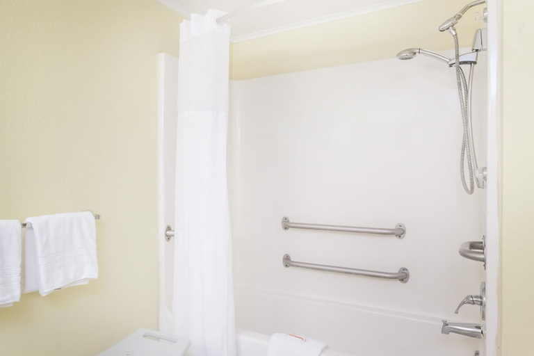 Bathroom 4, Days Inn by Wyndham Dover Downtown, Kent