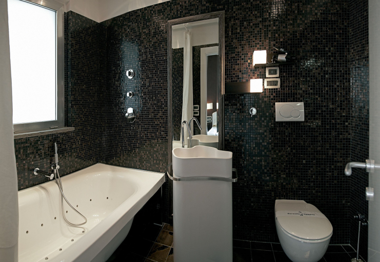 Bathroom 4, Hotel Victoria, Pescara