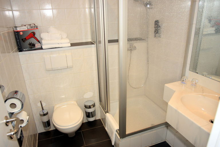 Bathroom 5, Hotel Ilmenauer Hof, Ilm-Kreis