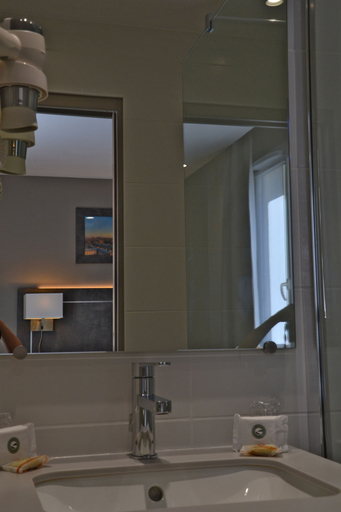 Bathroom 5, Hotel Paris Italie, Paris