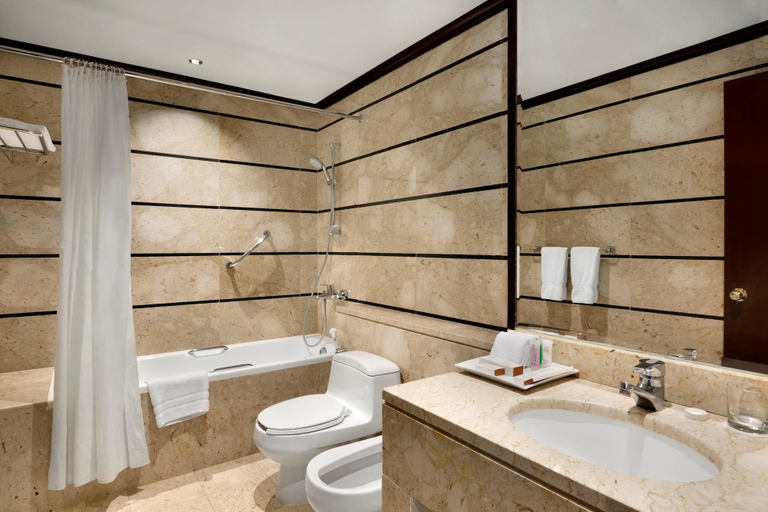 Bathroom 5, Hawthorn Suites by Wyndham Al Khobar, Al Khobar