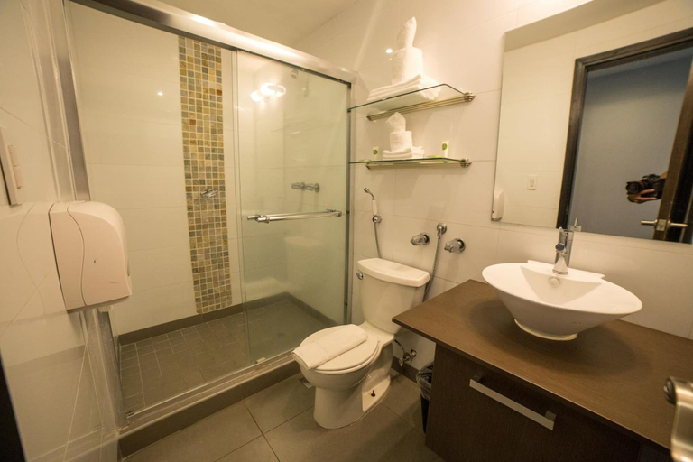 Bathroom 4, Hotel Ojos del Rio, Panamá