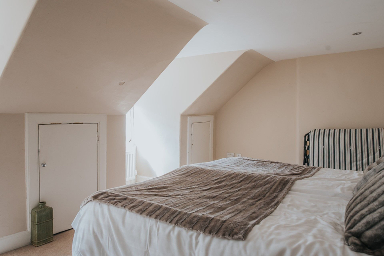 Bedroom 3, Reizand Apartments, Young St, Edinburgh