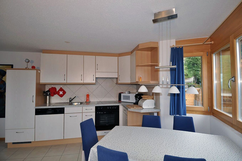 In-room dining, Camelot 4, Raron