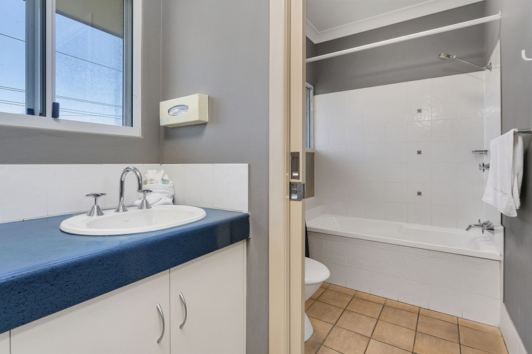Bathroom 3, Cairns Reef Apartments & Motel, Cairns