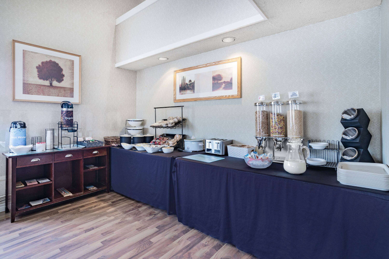 Food & Drinks 5, Travelodge by Wyndham Bridgewater, Lunenburg