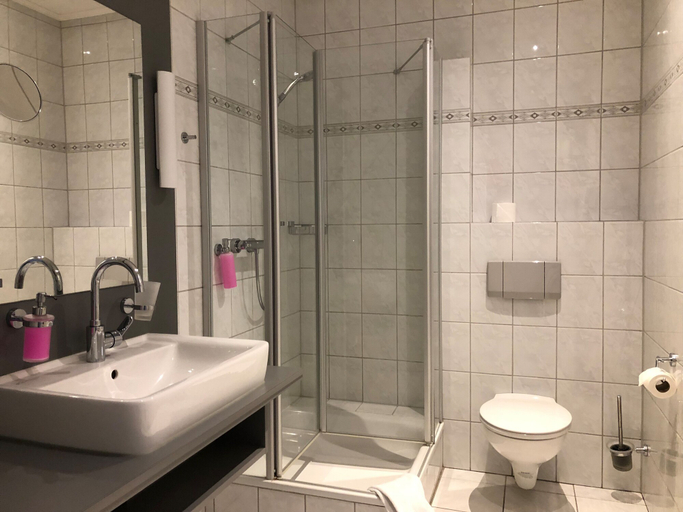 Bathroom 5, Hotel Restaurant Sonnenhof, Ammerland