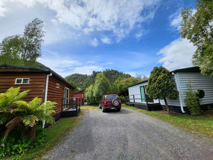 Exterior & Views 2, Queenstown Copper Country Cabins, West Coast