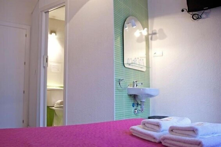 Others 5, Hostal Besaya, Madrid
