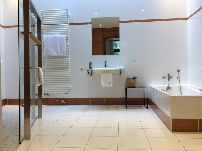 Bathroom 4, Hôtel de France, Finistère