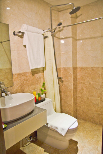 Bathroom 5, Canberry Hotel, Cebu City