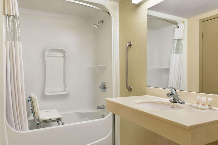 Bathroom 5, Days Inn & Suites by Wyndham Thompson, Division No. 22