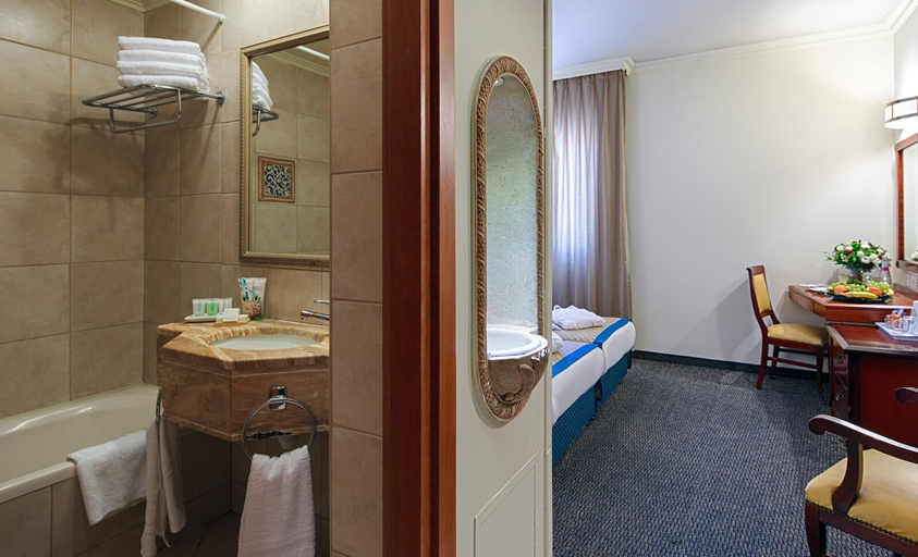 Bathroom 5, Prima Palace Hotel