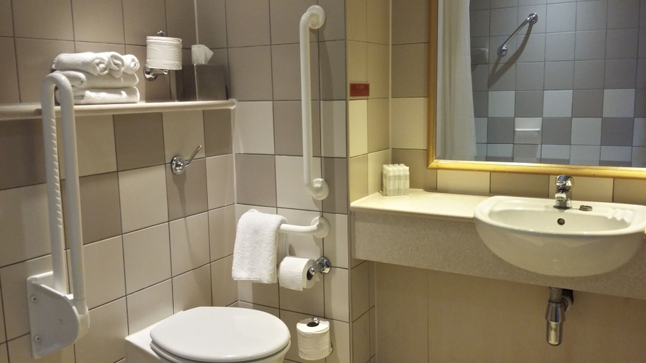 Bathroom 5, Doubletree by Hilton Bristol, Bristol