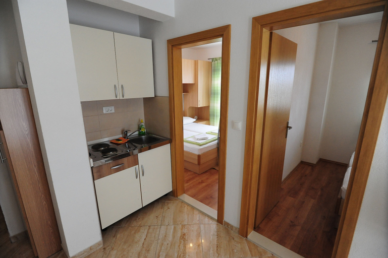 Others 5, Appartments Knezevic, Makarska