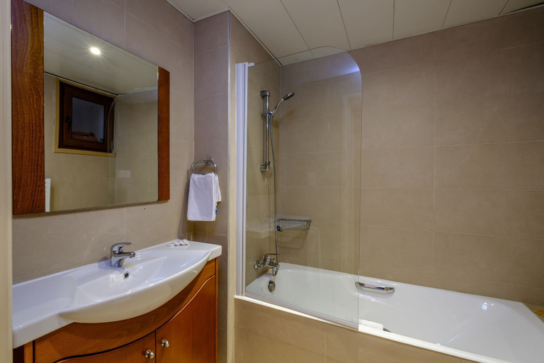 Bathroom 5, Les Palmiers Beach Hotel, Larnaca