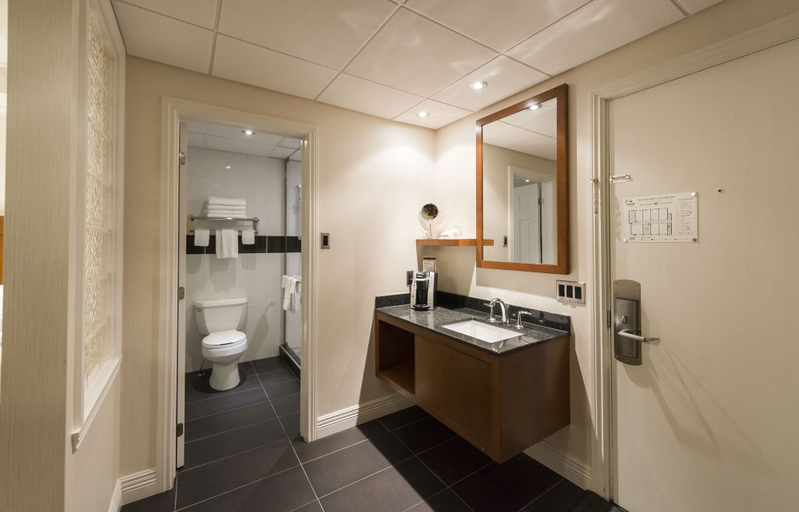 Bathroom 4, Hôtel & Suites Le Dauphin Drummondville, Drummond
