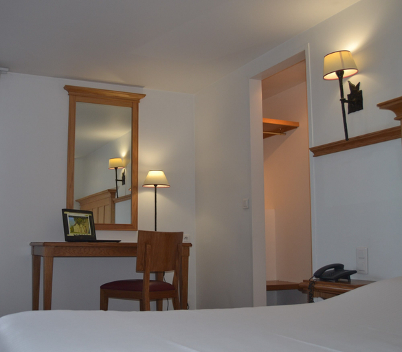 Bedroom 4, Kyriad Creil - Chantilly Nord, Oise