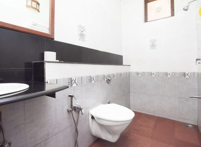 Bathroom 4, Shamrock, Idukki