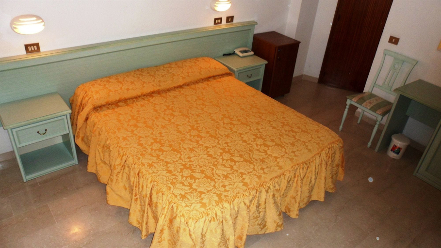 Bedroom 2, Hotel Reali, Siena