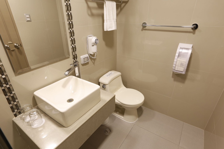 Bathroom 5, Casa Andina Standard Trujillo Plaza, Trujillo