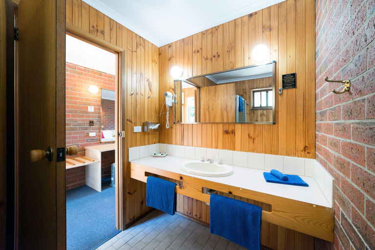 Bathroom 4, Kookaburra Motor Lodge, N. Grampians  - Stawell