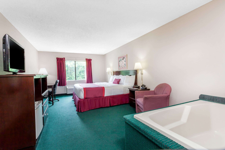 Bedroom 3, Ramada by Wyndham Tell City, Perry