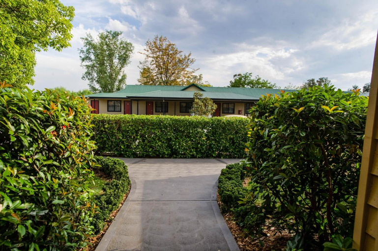 Others 4, The Grapevine Motel, Muswellbrook