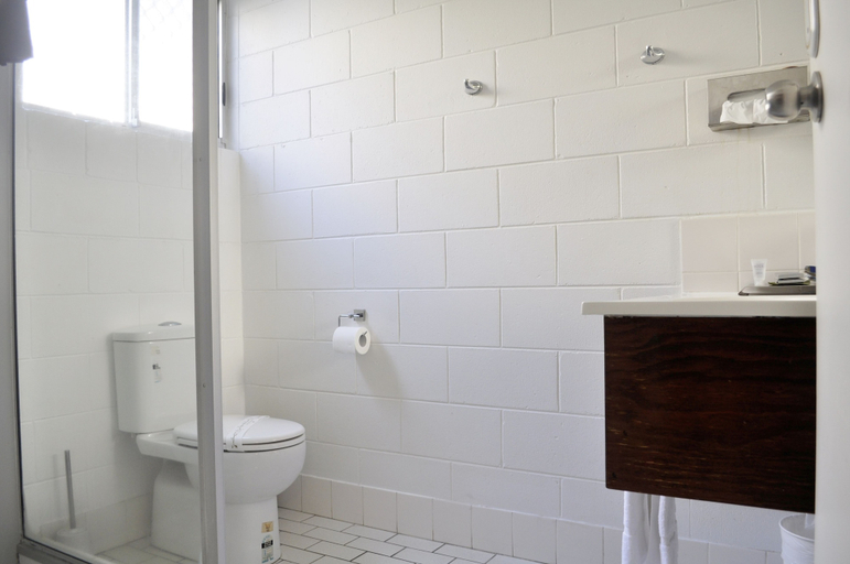 Bathroom 4, Alexandra Park Motor Inn, Bundaberg