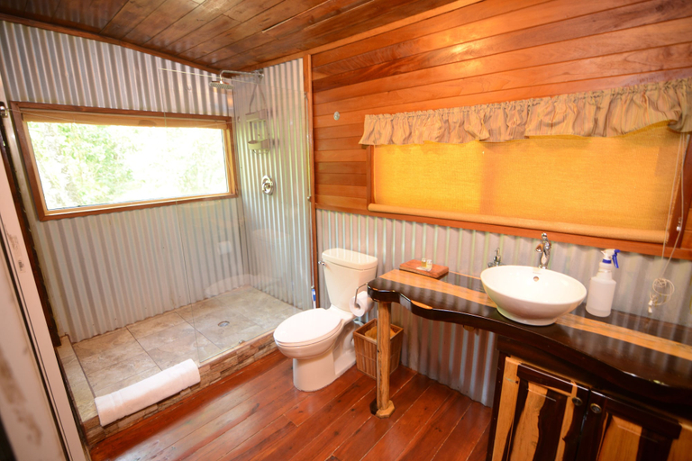 Bathroom 4, Kiki Witz