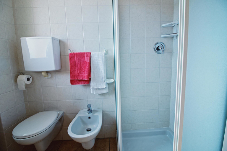 Bathroom 4, Albergo Moderno, Bergamo