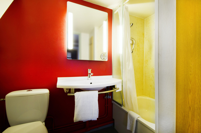 Bathroom 5, B&B HOTEL CHARTRES Le Forum (1), Eure-et-Loir