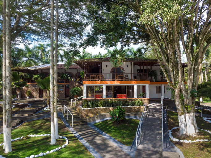 Exterior & Views