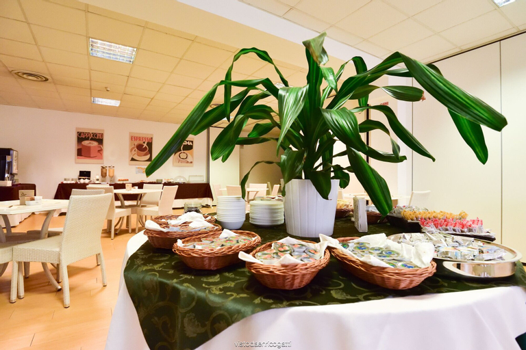Food & Drinks 9