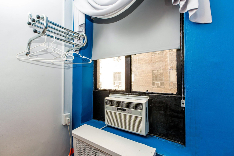 Bathroom 4, Vanderbilt YMCA Hostel, New York